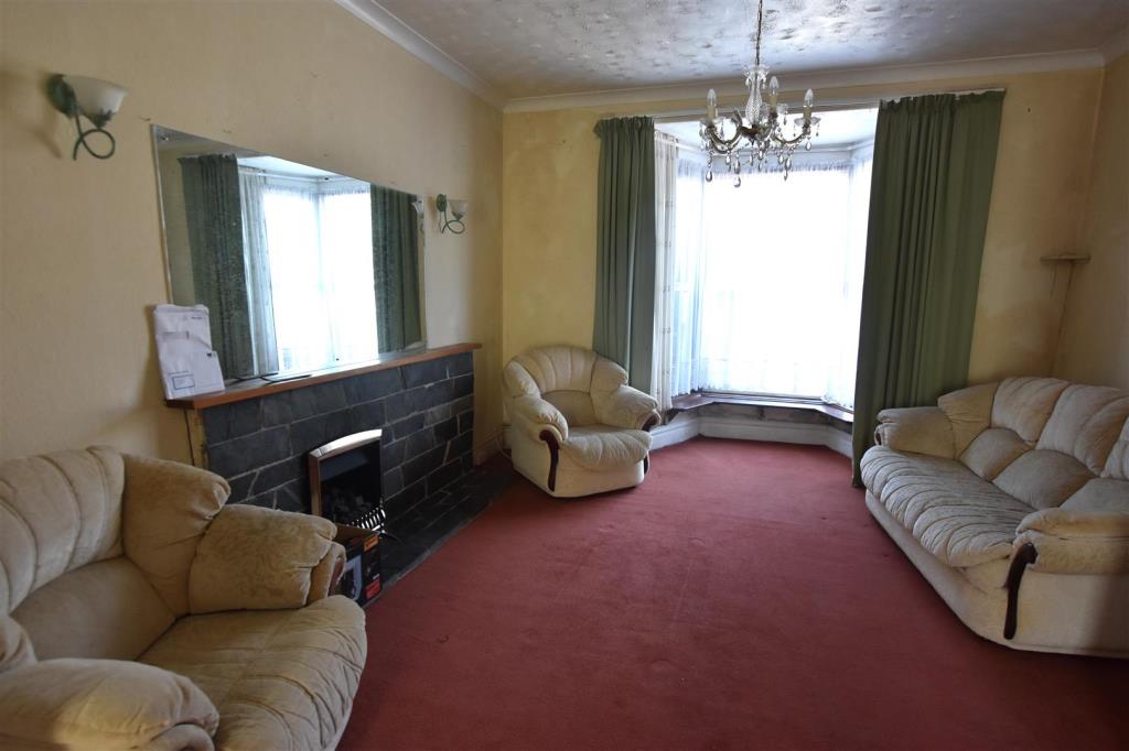 Lot: 34 - HOUSE FOR UPDATING WITH PARKING, GARDENS AND DETACHED GARAGE WITH POTENTIAL - Living room